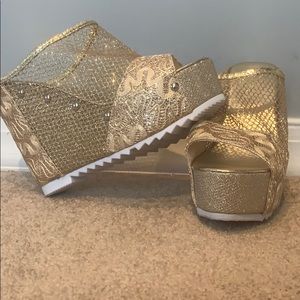 Good shimmer wedge sandal in US 7.5